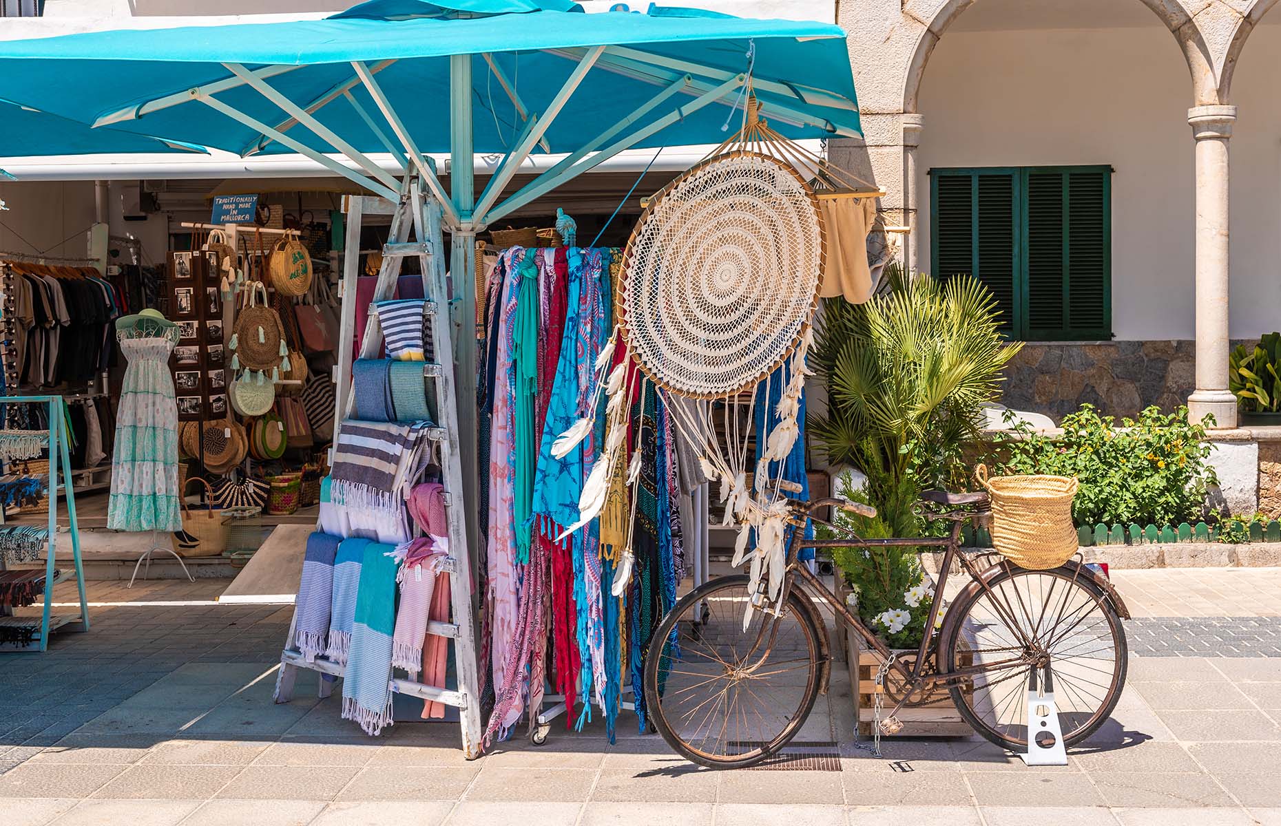 Sunday market in Pollenca, Mallorca (Image: vivoo/Shutterstock)