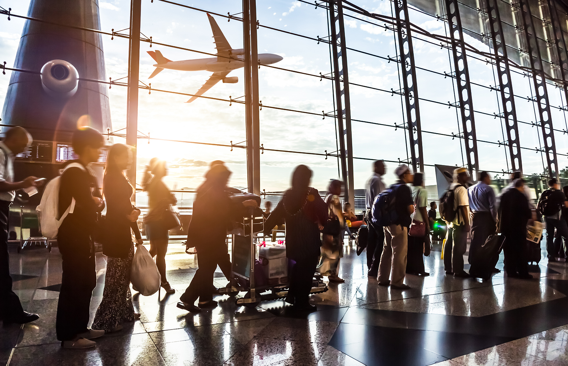 Passengers queue at an airport. (Image:06photo/Shutterstock)