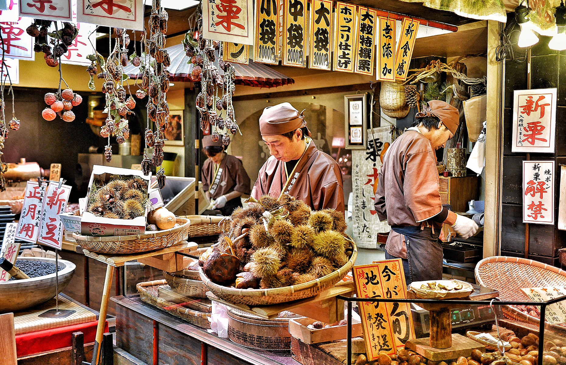 Nishiki Market, Kyoto, Japan. (im_Chanaphat/Shutterstock)