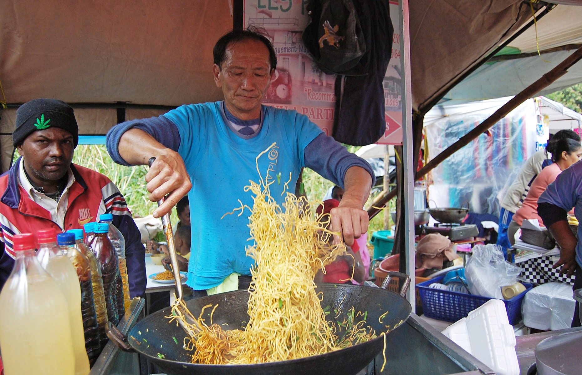 A Mauritian street vendor preparing noodles. Image: Shutterstock/Ralu Cohn