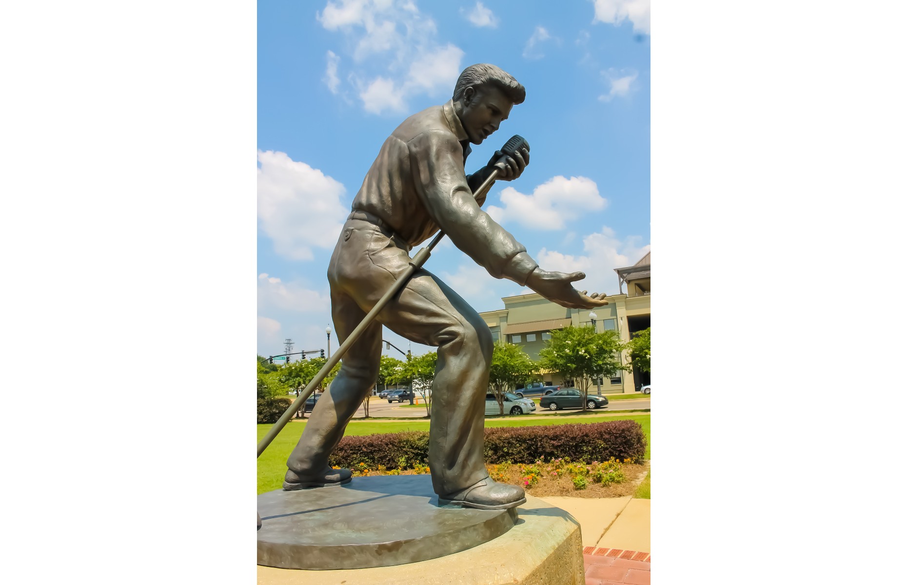Elvis Statue (Image: The Courage to Travel/Shutterstock)