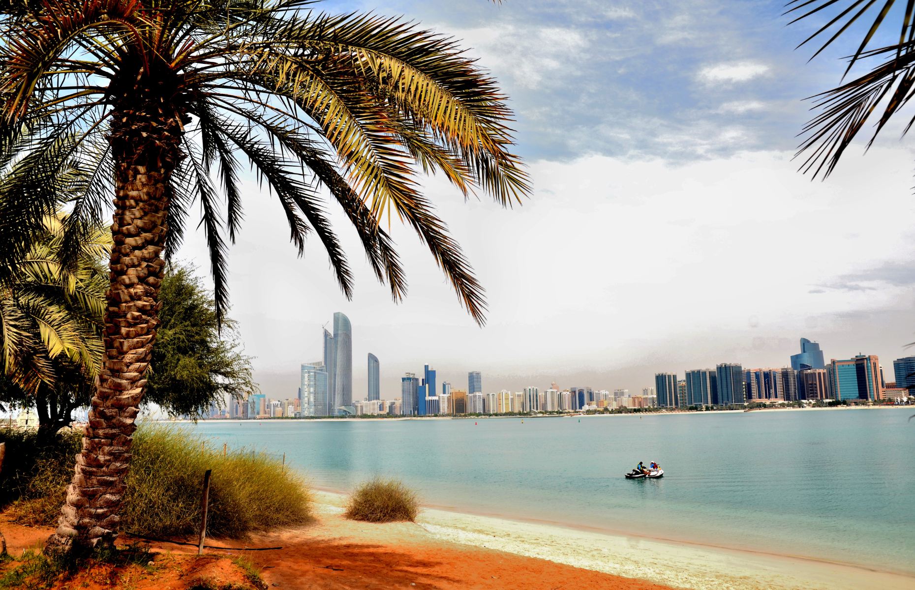 UAE Beach (Image: Aleksander Karpenko/shutterstock)