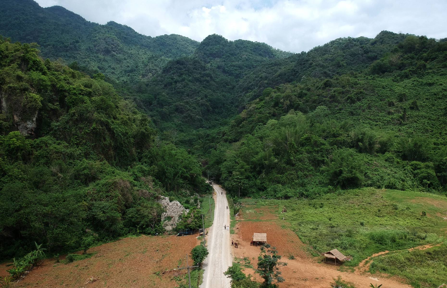 The road to the Tham Luang cave (Image: LILLIAN SUWANRUMPHA/AFP via Getty Images)