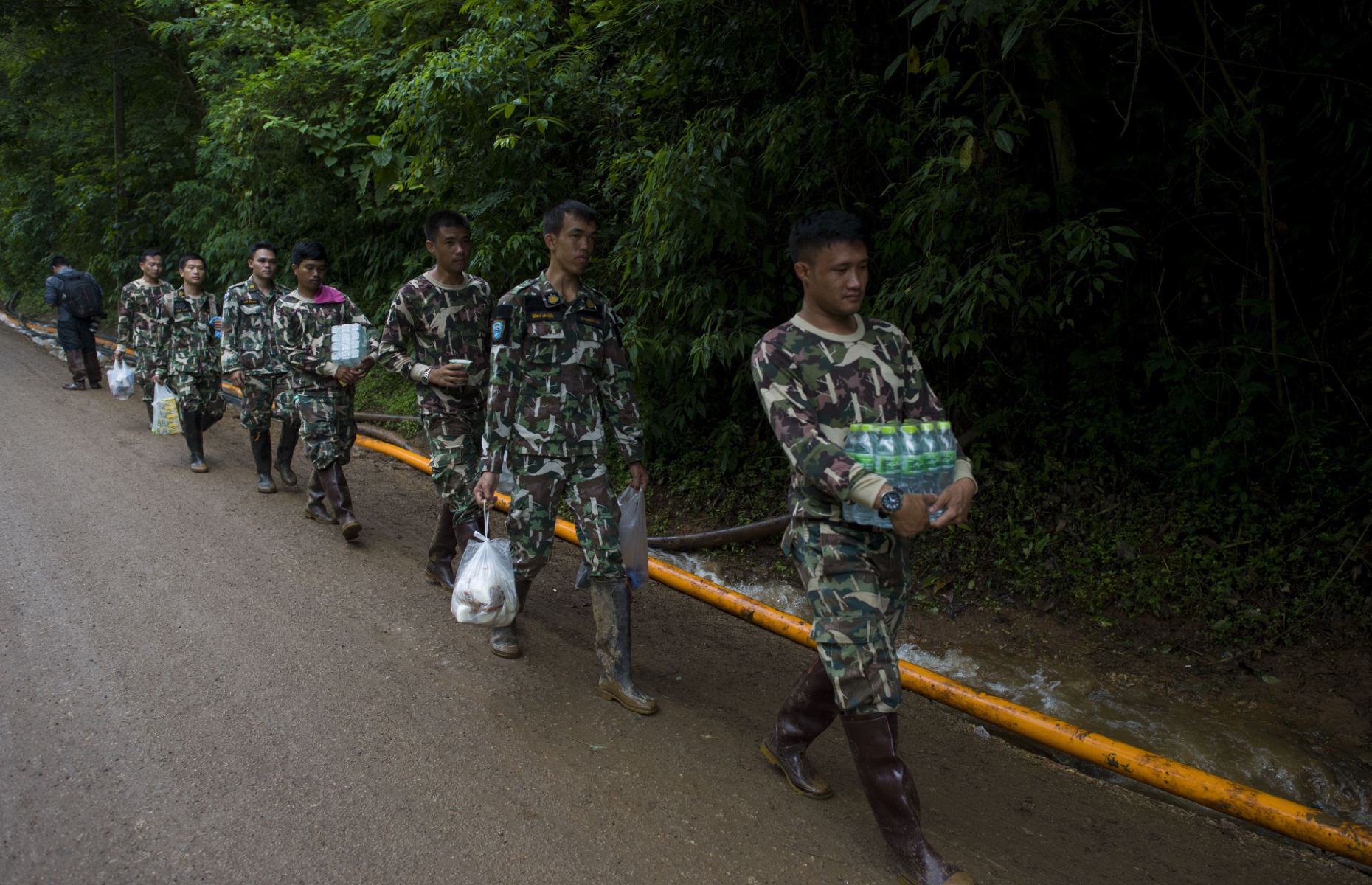 Thai Navy Seals delivering supplies (Image: YE AUNG THU/AFP via Getty Images)