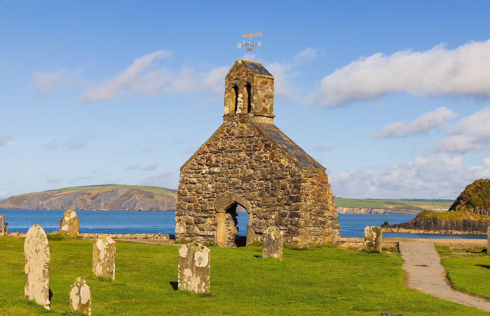 Cwm-yr-Eglwys chapel (Image: David Calvert/Shutterstock)