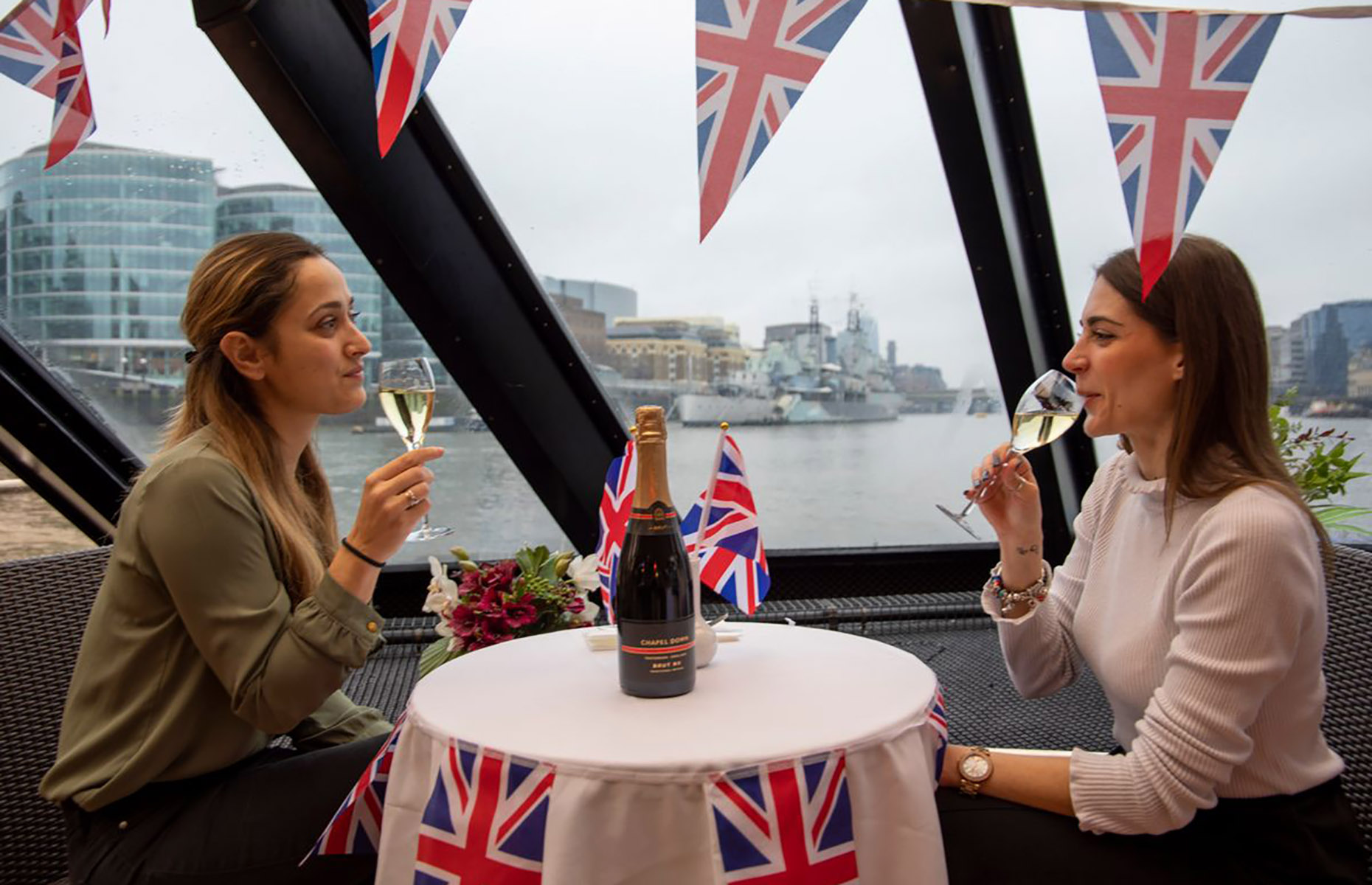 People enjoying a Coronation cruise (Courtesy of cityexperiences.com)