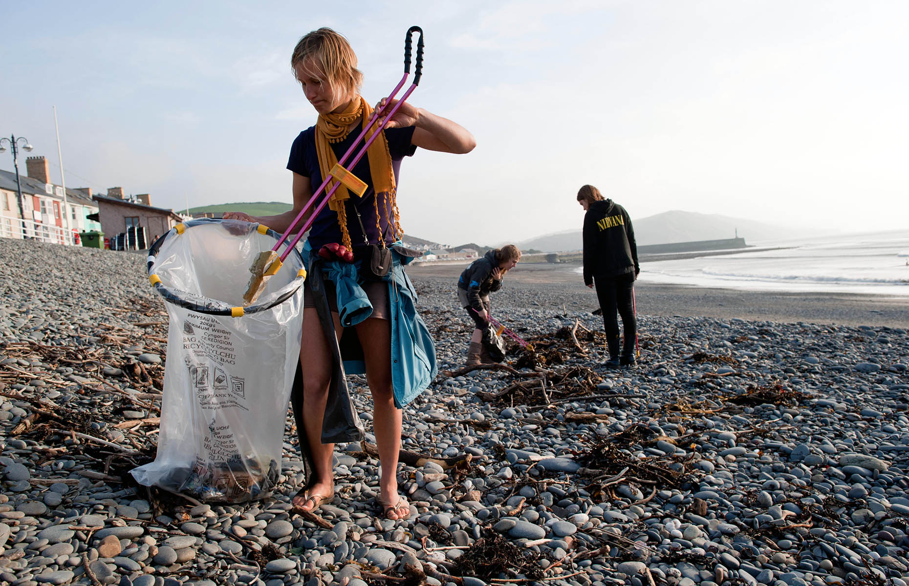 Volunteers cleaning a beach (aberCPC/Alamy)