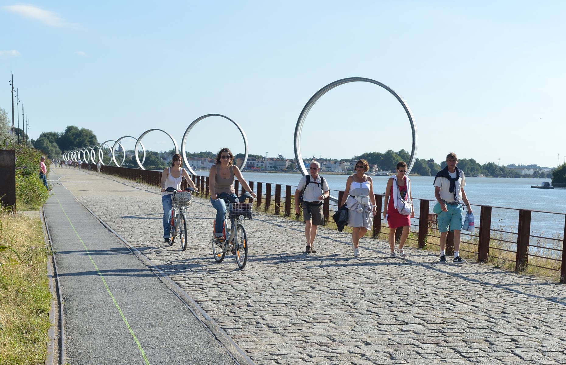 Faire du vélo sur la ligne verte de l'Île de Nantes