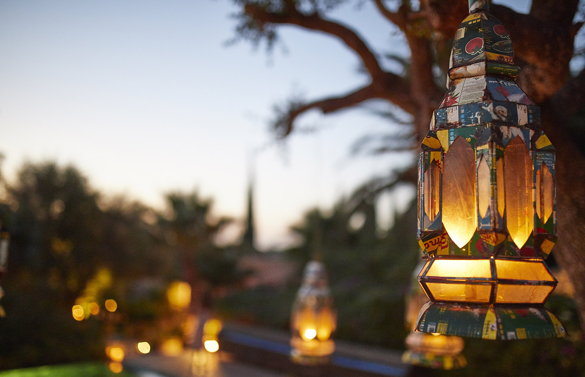 Le Jardin des Douara lit by lamps (Le Jardin des Douars)