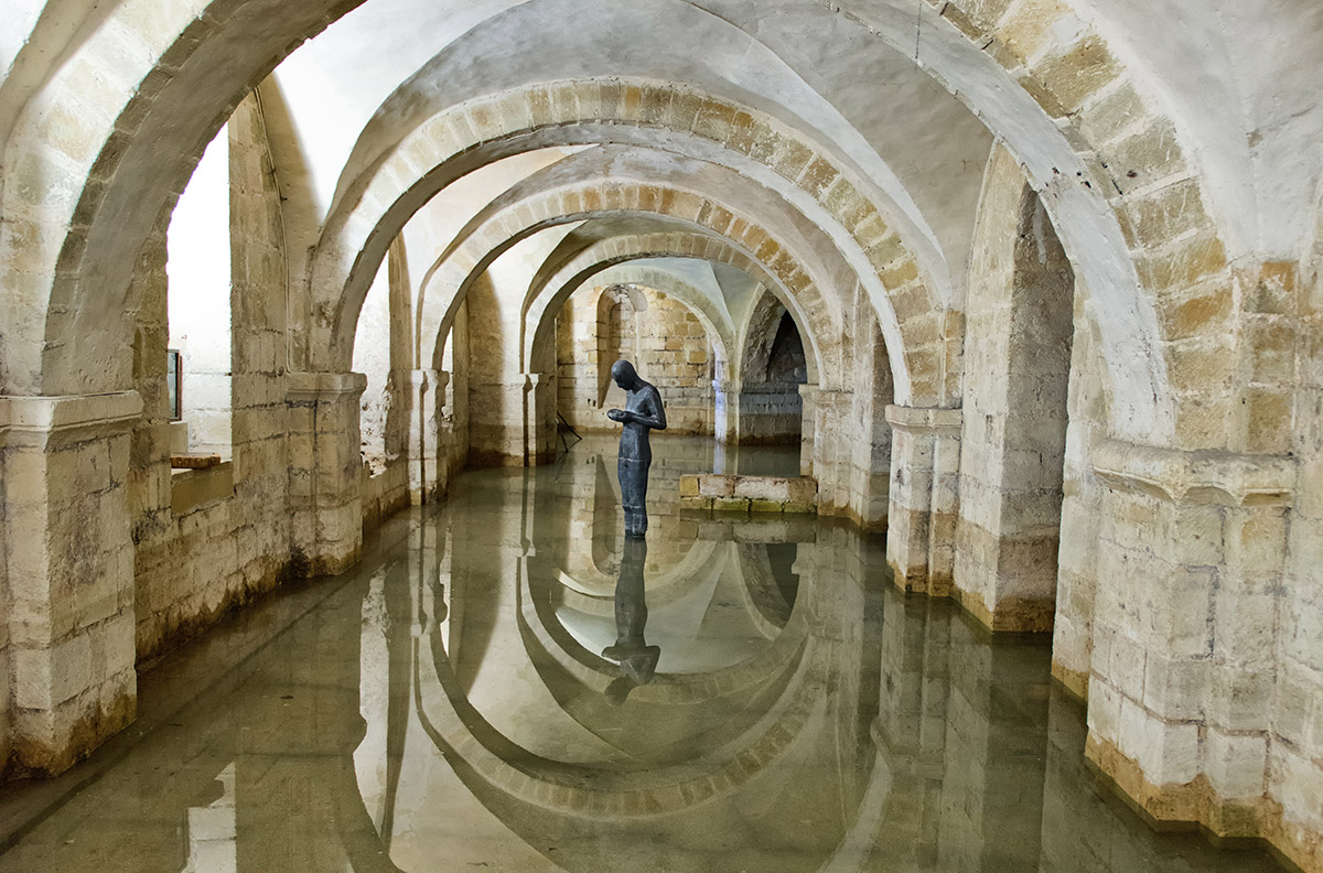 Winchester Cathedral, Gormley statue