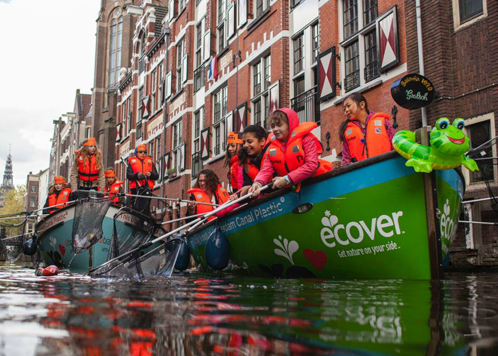 Plastic_Whale_Company_on_boat_in_Amsterdam