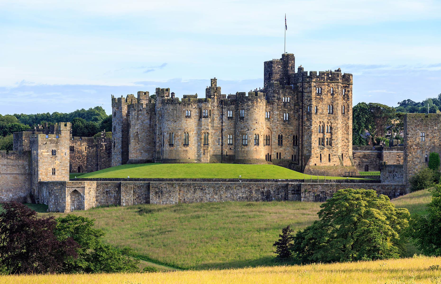 Alnwick Castle (Image: iLongLoveKing/Shutterstock)