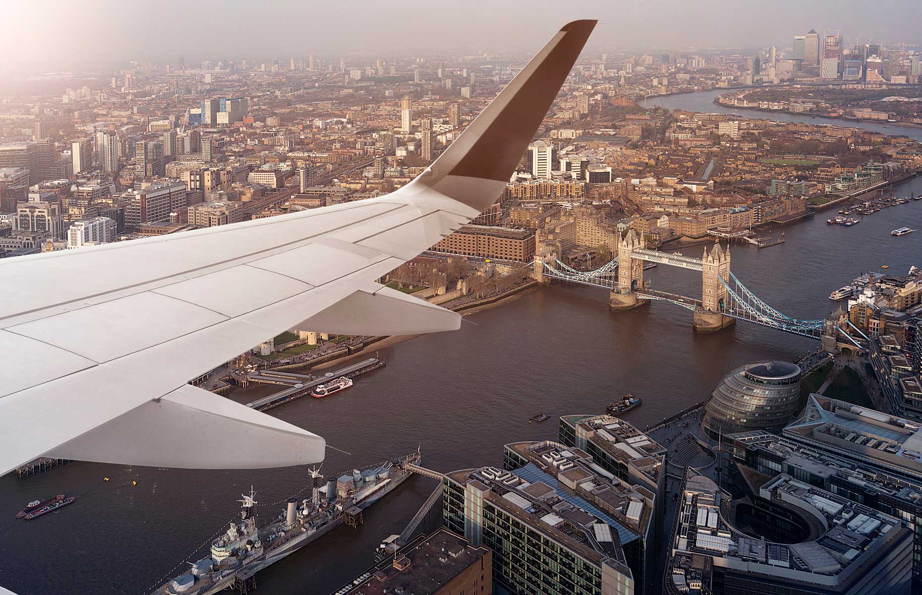 Plane flying over the River Thames in London, arriving in the UK (Image:phoelixDE/Shutterstock)