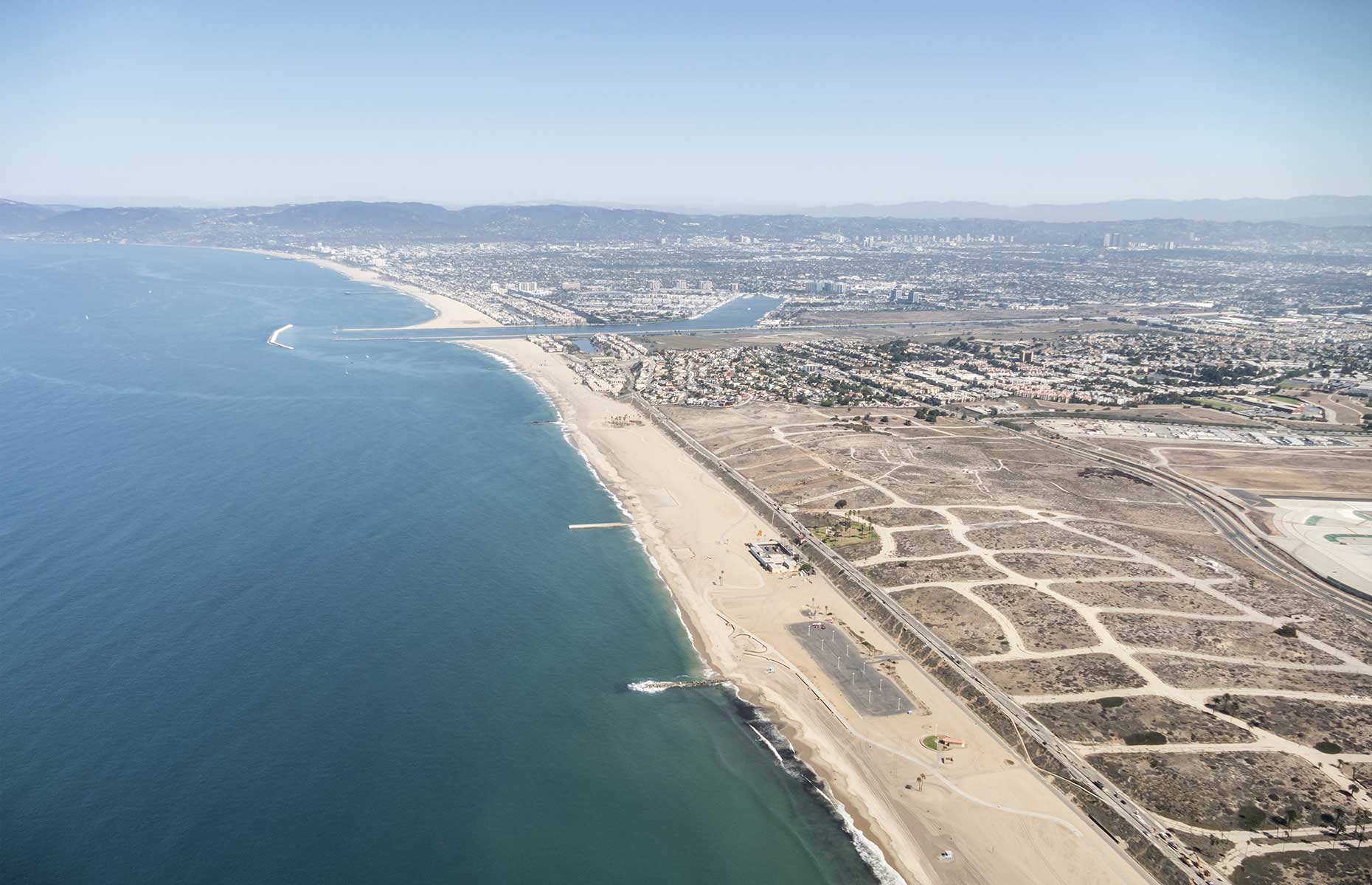 https://loveincstatic.blob.core.windows.net/loveexploring/IMAGES/Guide-to-Los-Angeles-best-beaches/dockweiler-beach.jpg