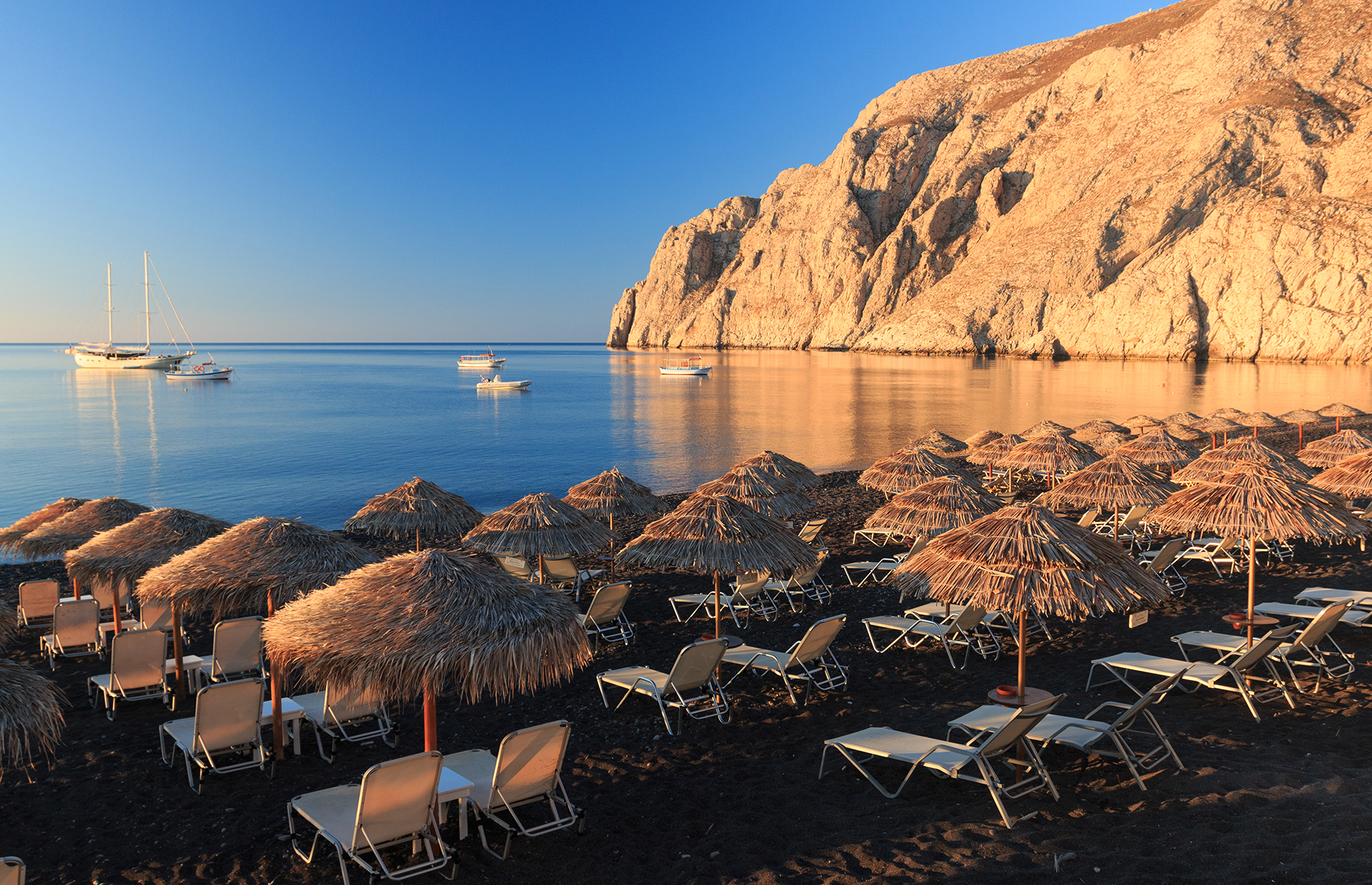 Beach in Kamari (Image: Zocchi Roberto/Shutterstock)