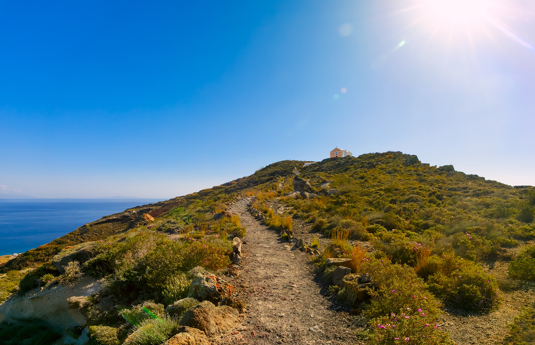 Hike from Fira to Oia (Image: kavalenkava/Shutterstock)