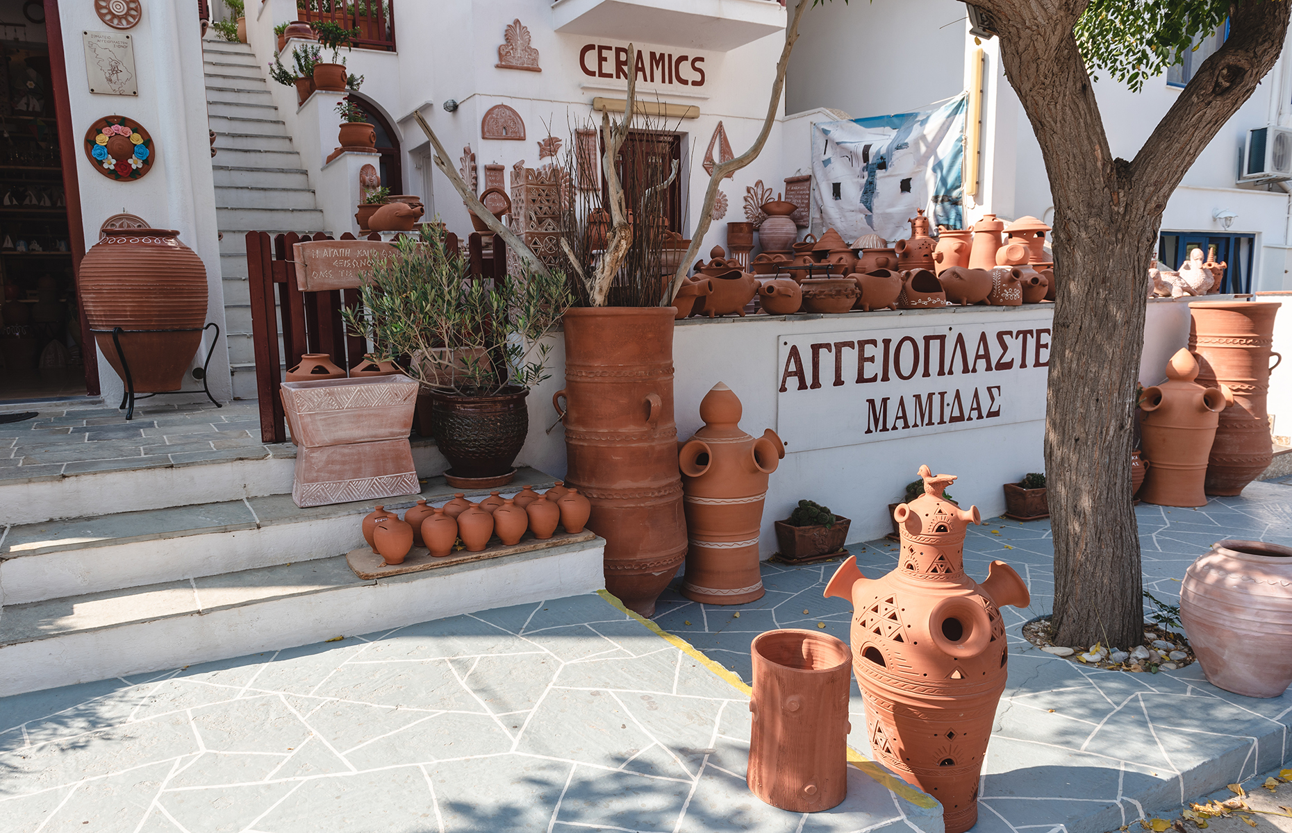 Pottery shop on Sifnos (Image: vivooo/Shutterstock)