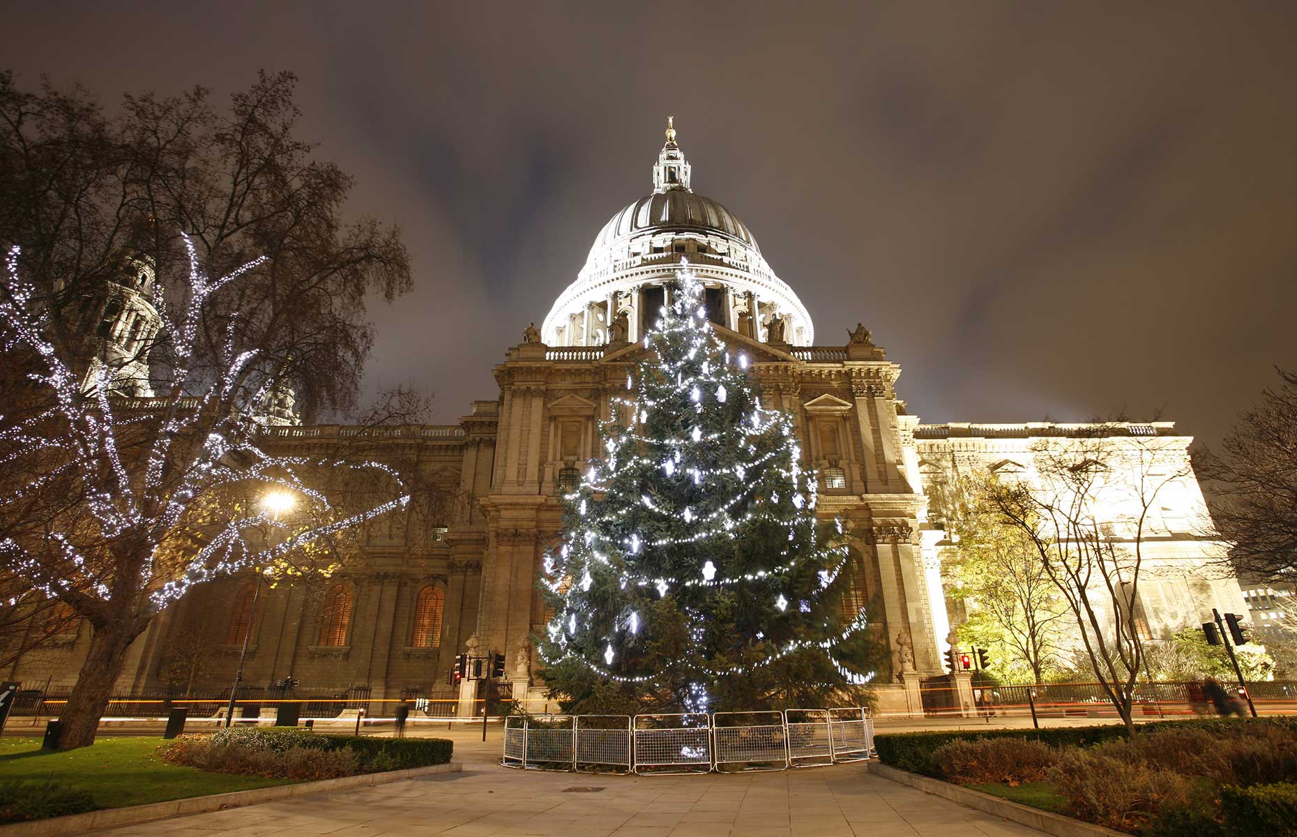 St Paul's Cathedral, London, dress for the festive season