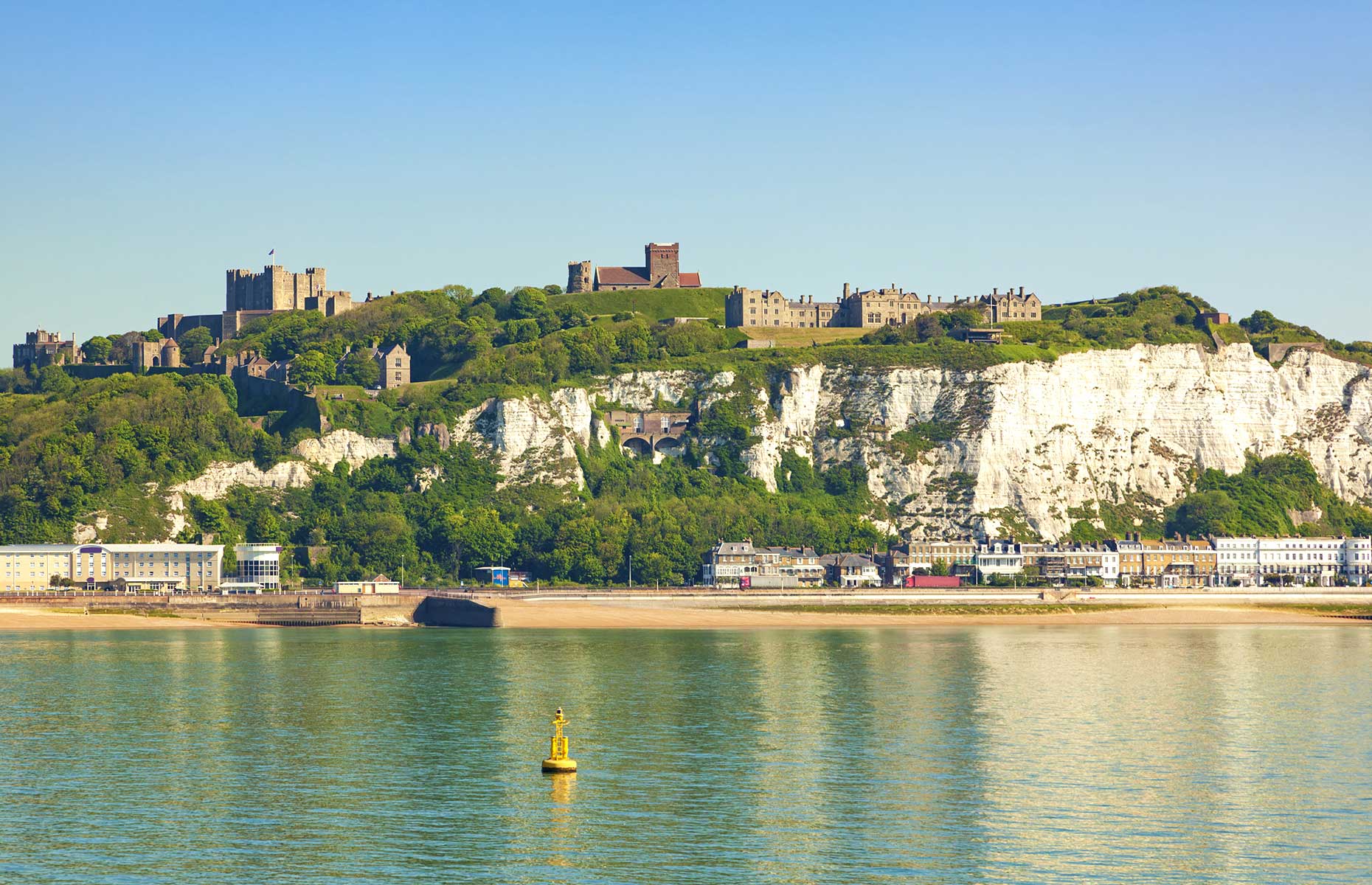 White Cliffs of Dover and Dover Caste (Image: Oliver Hoffmann/Shutterstock)