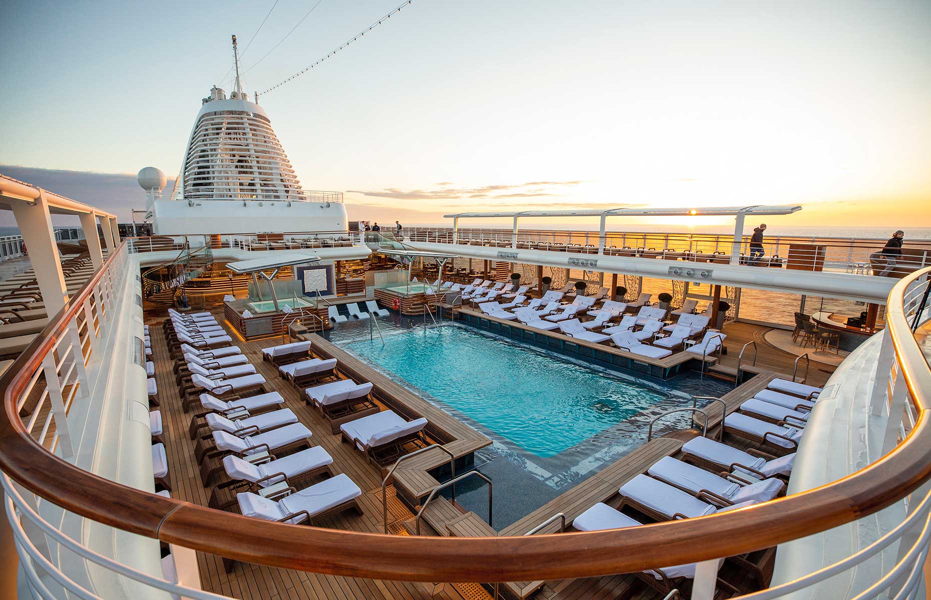 Pool deck on Regent Seven Seas Splendor (Image: Courtesy of Regent Seven Seas)