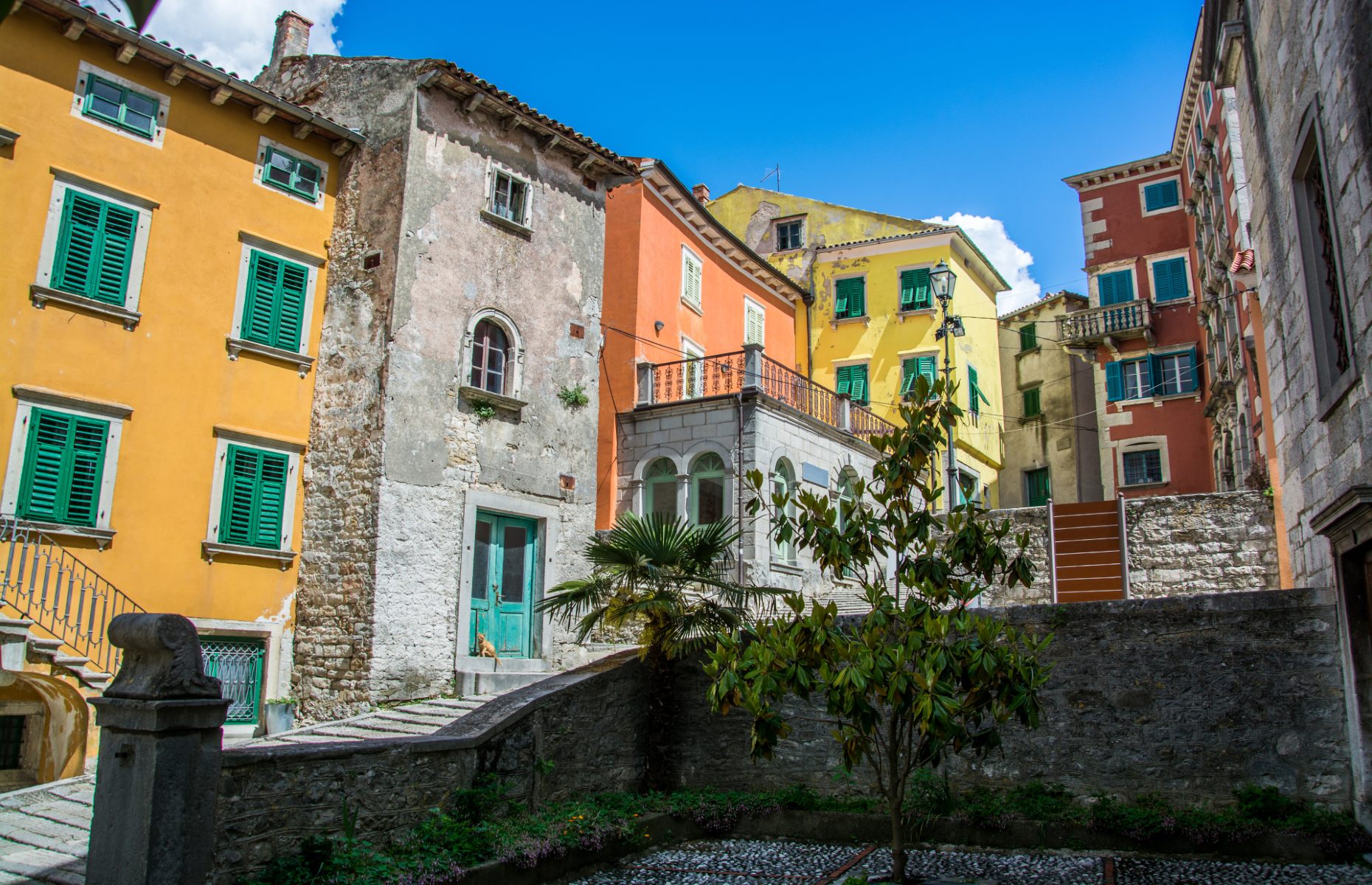 La petite ville perchée de Labin avec ses bâtiments colorés (Image : U. Gernhoefer/Shutterstock)