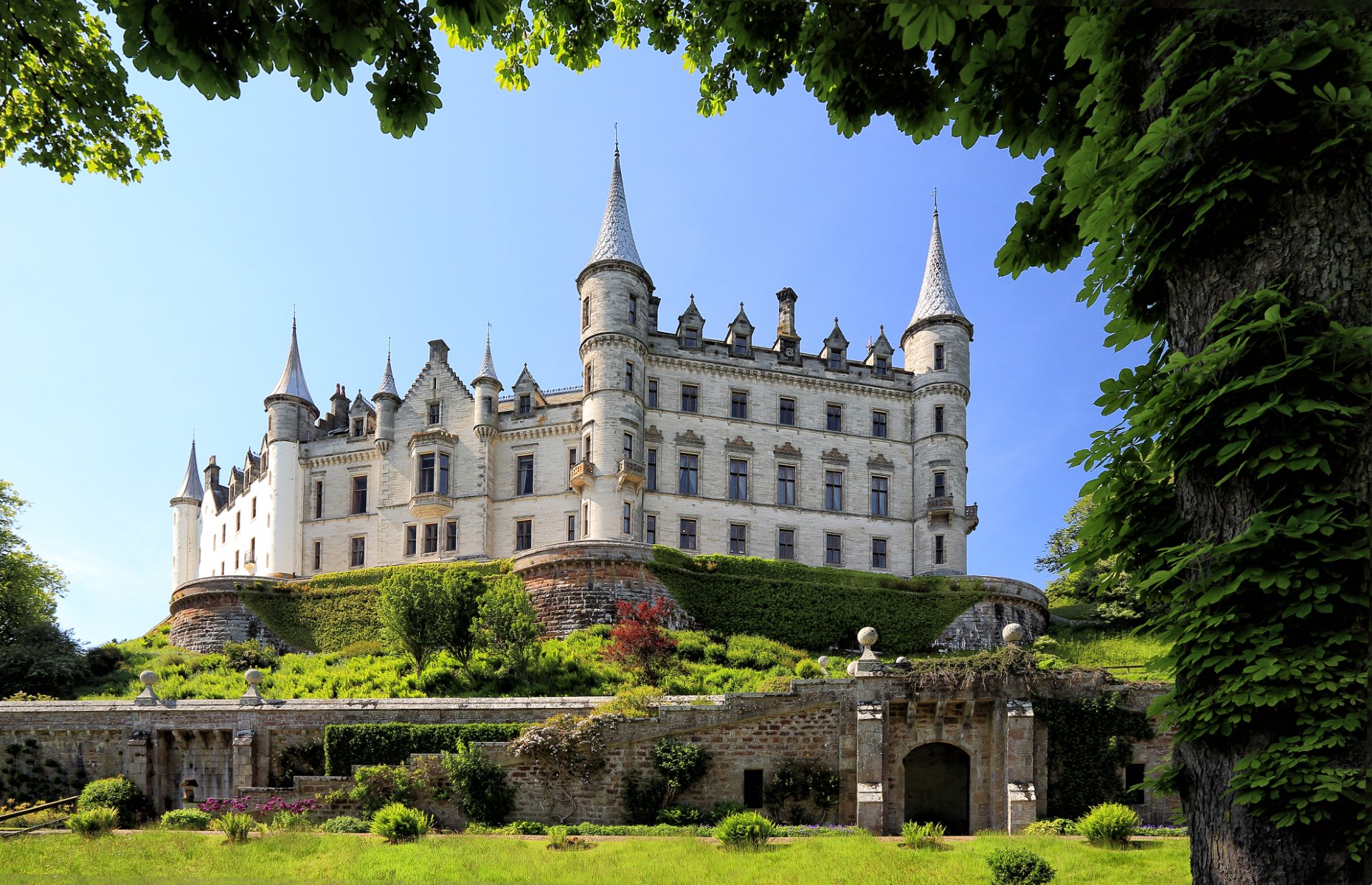 Dunrobin Castle (Image: Binson Calfort/Shutterstock)