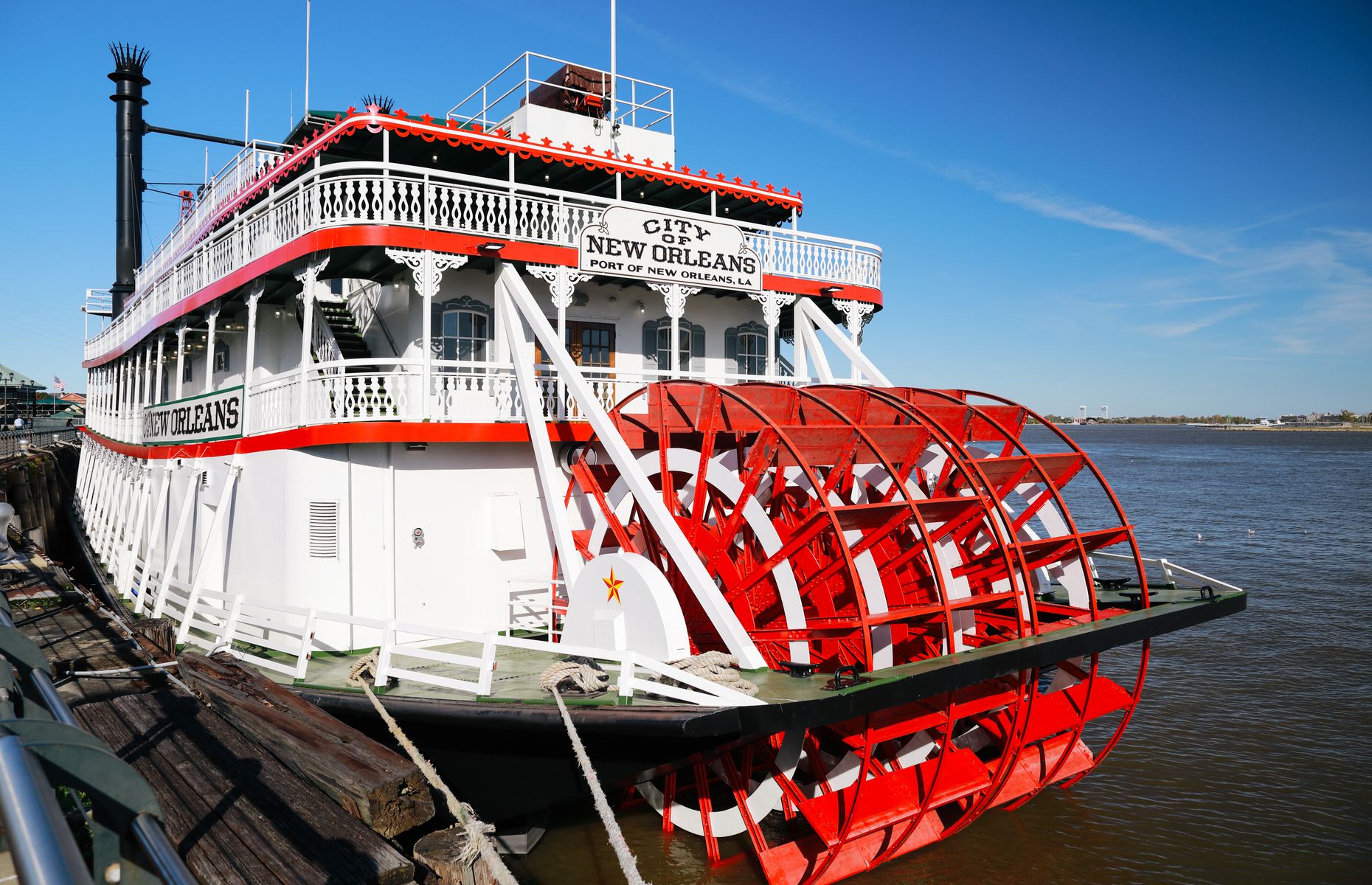 Steamboat Natchez (image: Nazar Skladanyi/Shutterstock