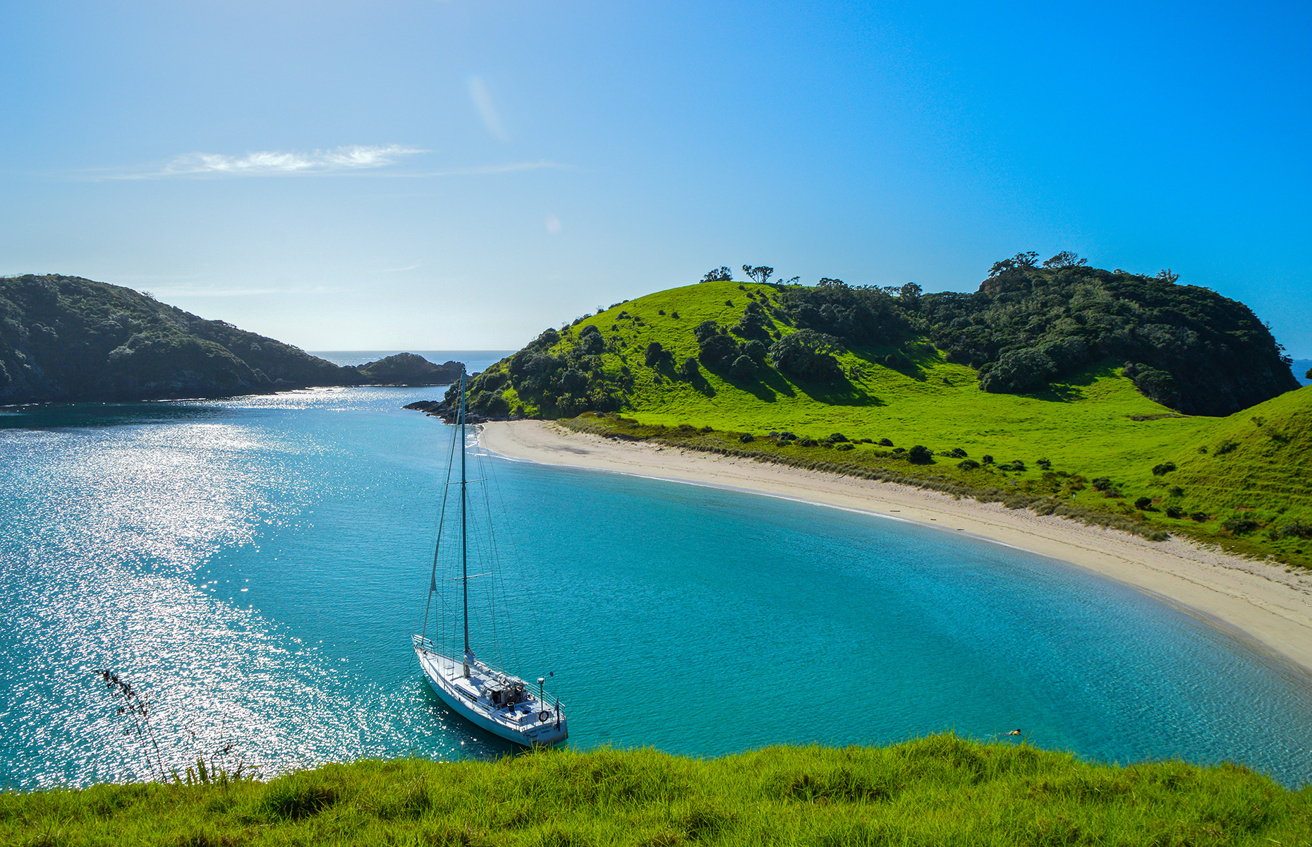 New zealand two islands. Paihia новая Зеландия. Залив островов новая Зеландия. Острова Баунти новая Зеландия. Лагуна в бухте островов новая Зеландия.