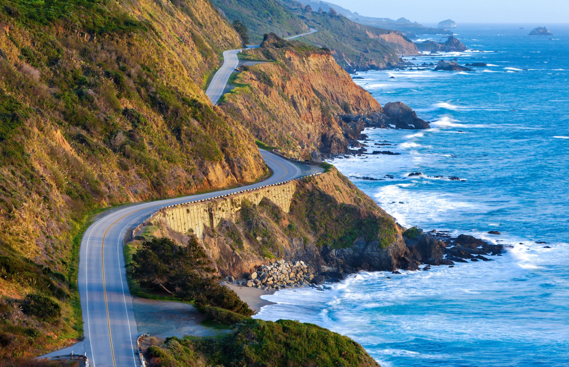 Big Sur route overlooking the ocean (Image: Doug Meek/Shutterstock)