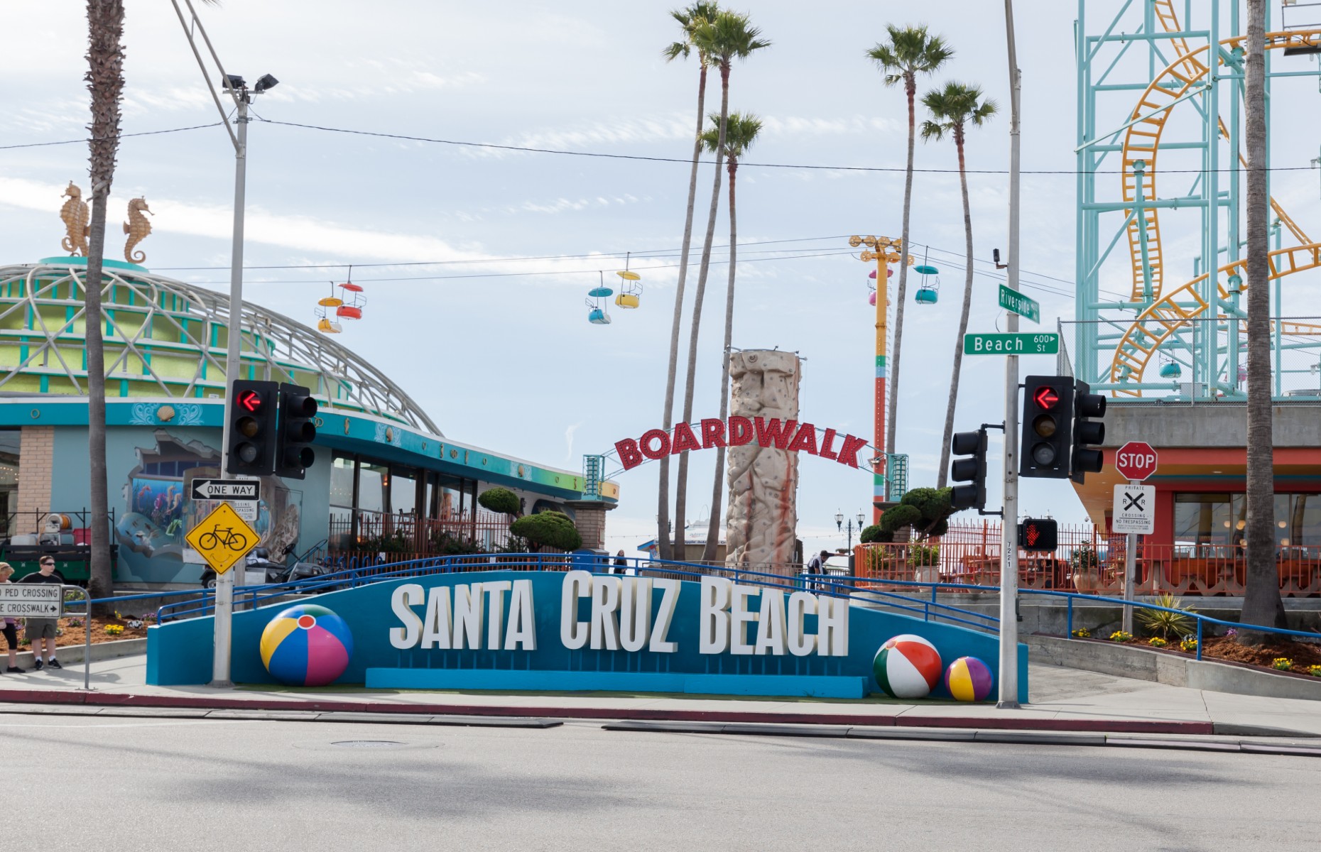 Santa Cruz Beach Boardwalk showing big wheel and rides (Image: JHVEPhoto/Shutterstock)