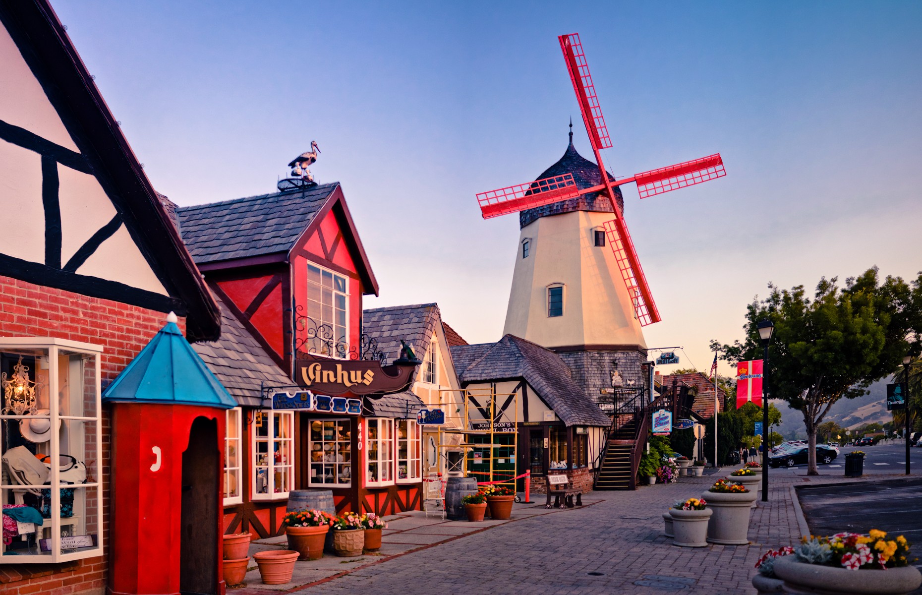 Christmassy street in Solvang (Image: fox_lei/Shutterstock)