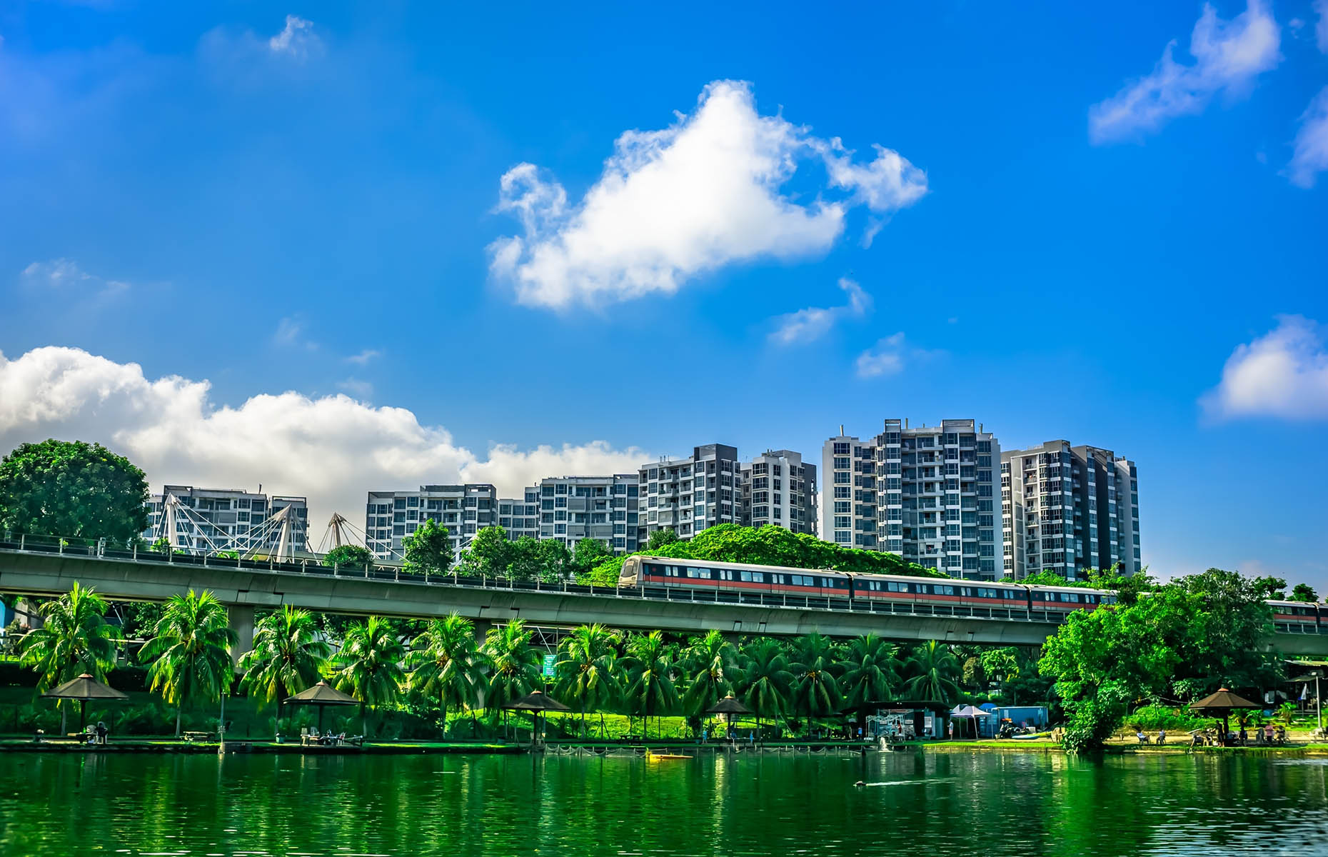 MRT travelling through Yishun Town, Singapore (Image: DerekTeo/Shutterstock)