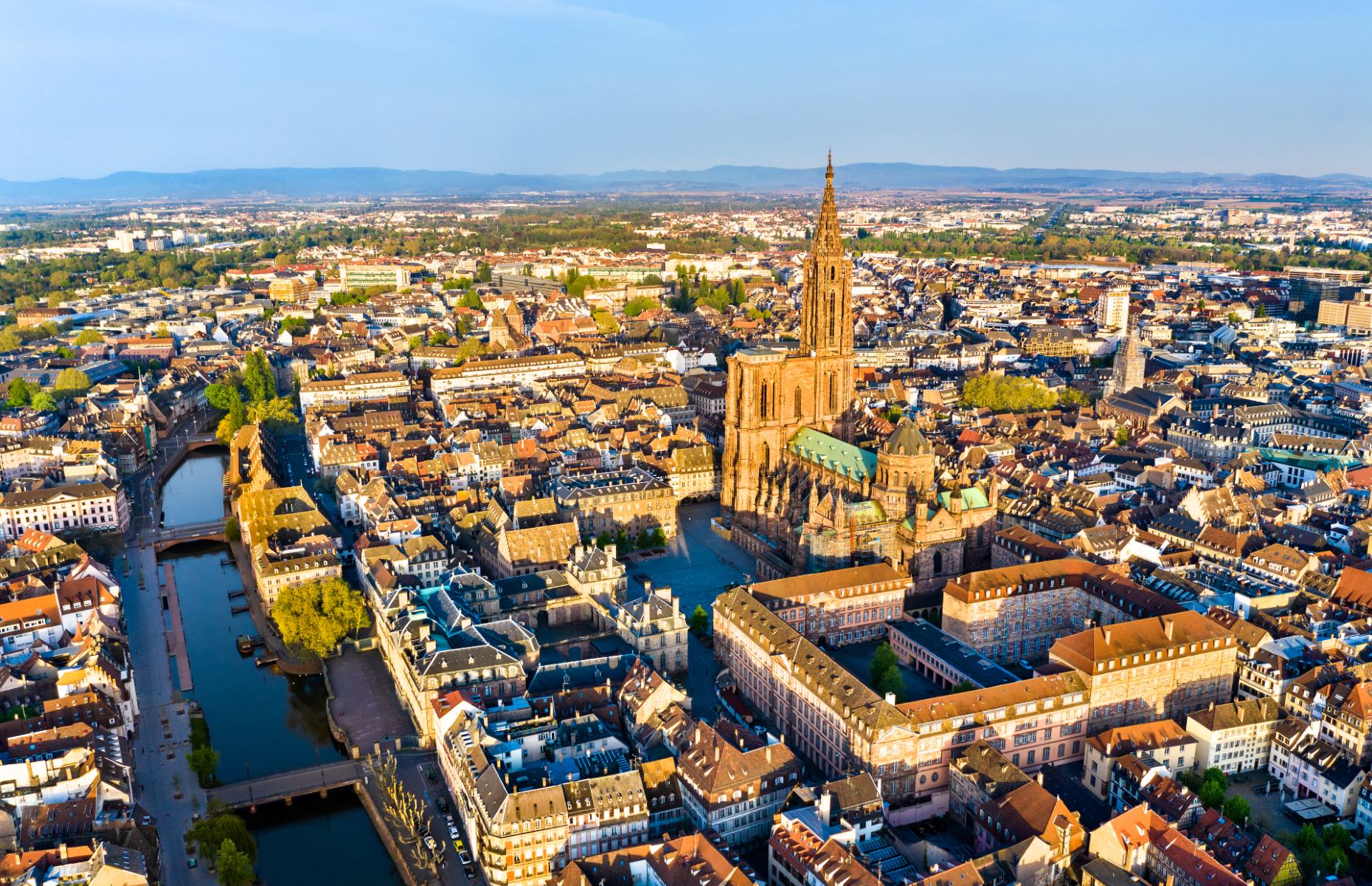 Une ville à découvrir Shutterstock_1378552499_aerial_view_of_Strasbourg