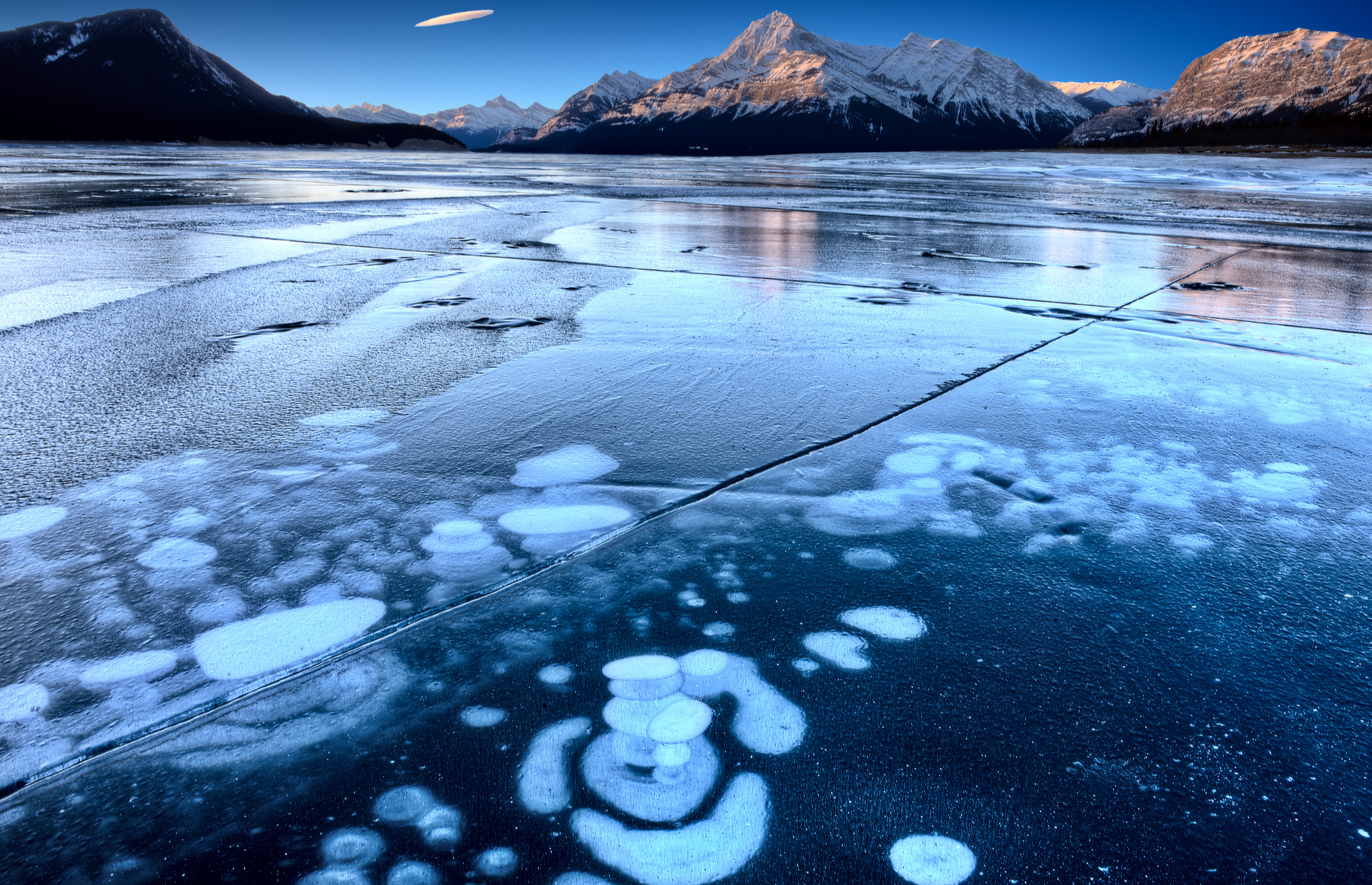 Abraham Lake in Canada (Image: Pictureguy/Shutterstock)