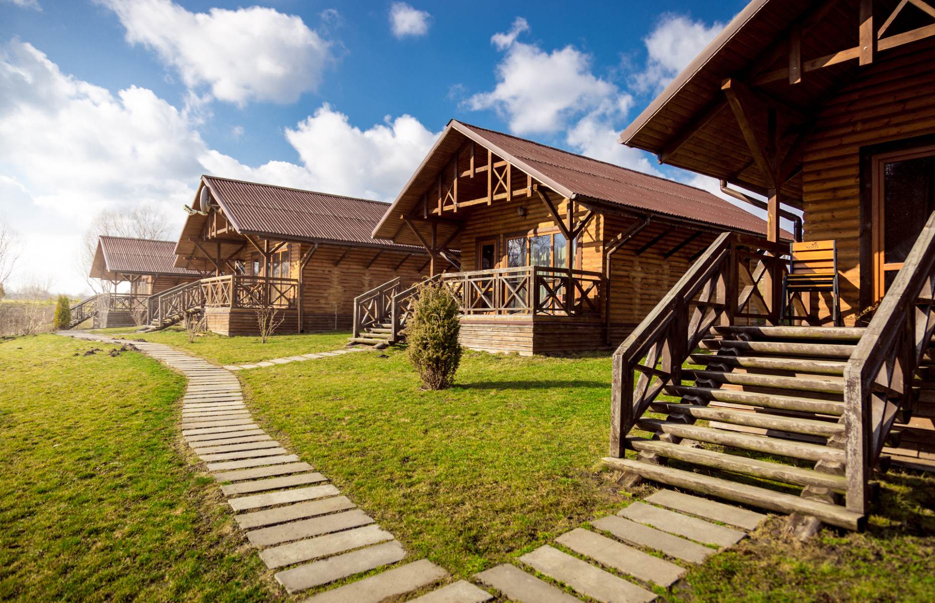 Holiday lodges in the countryside (kryzhov/Shutterstock)
