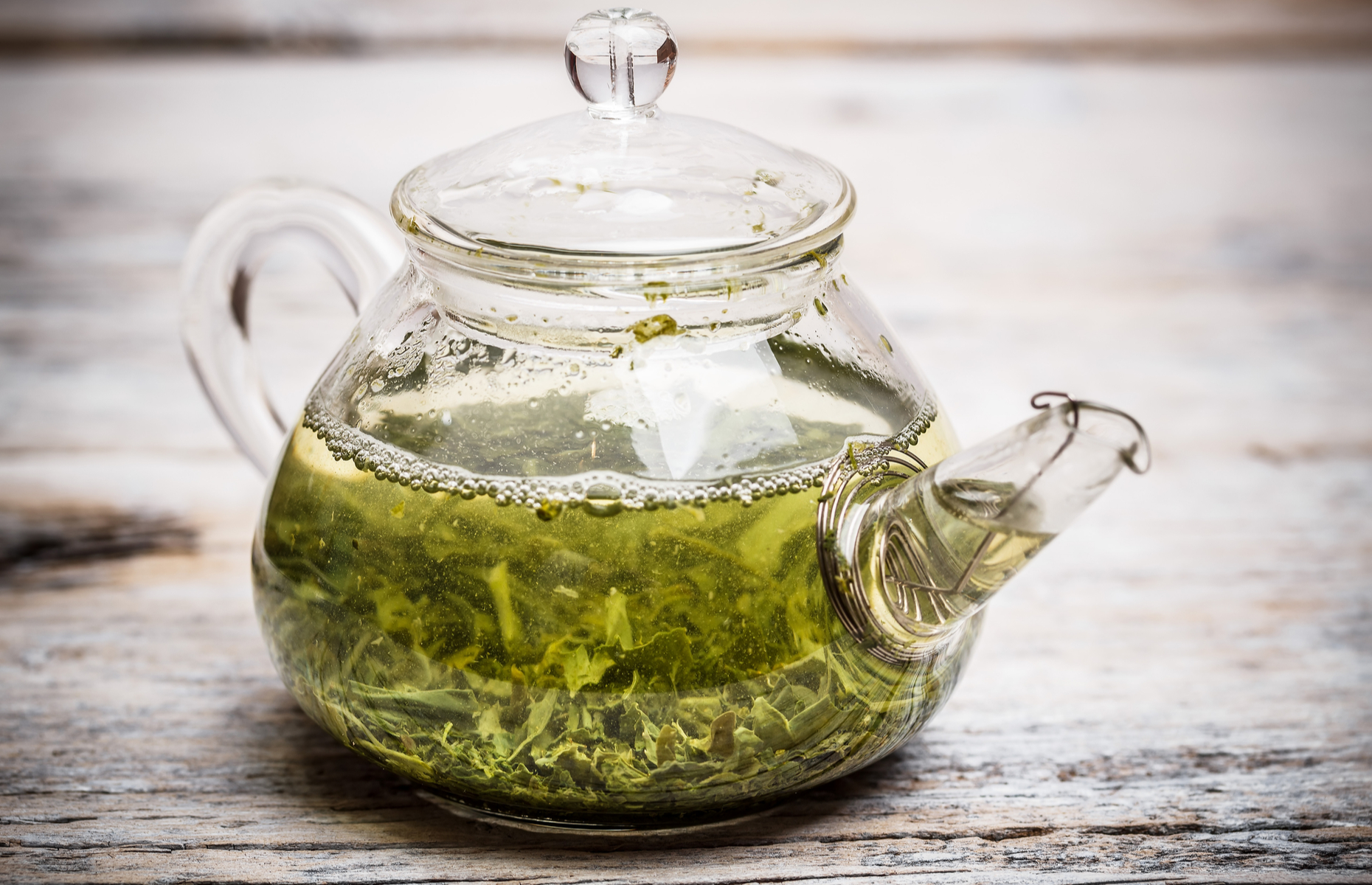 Loose leaves in glass teapot (Image: grafvision/Shutterstock)