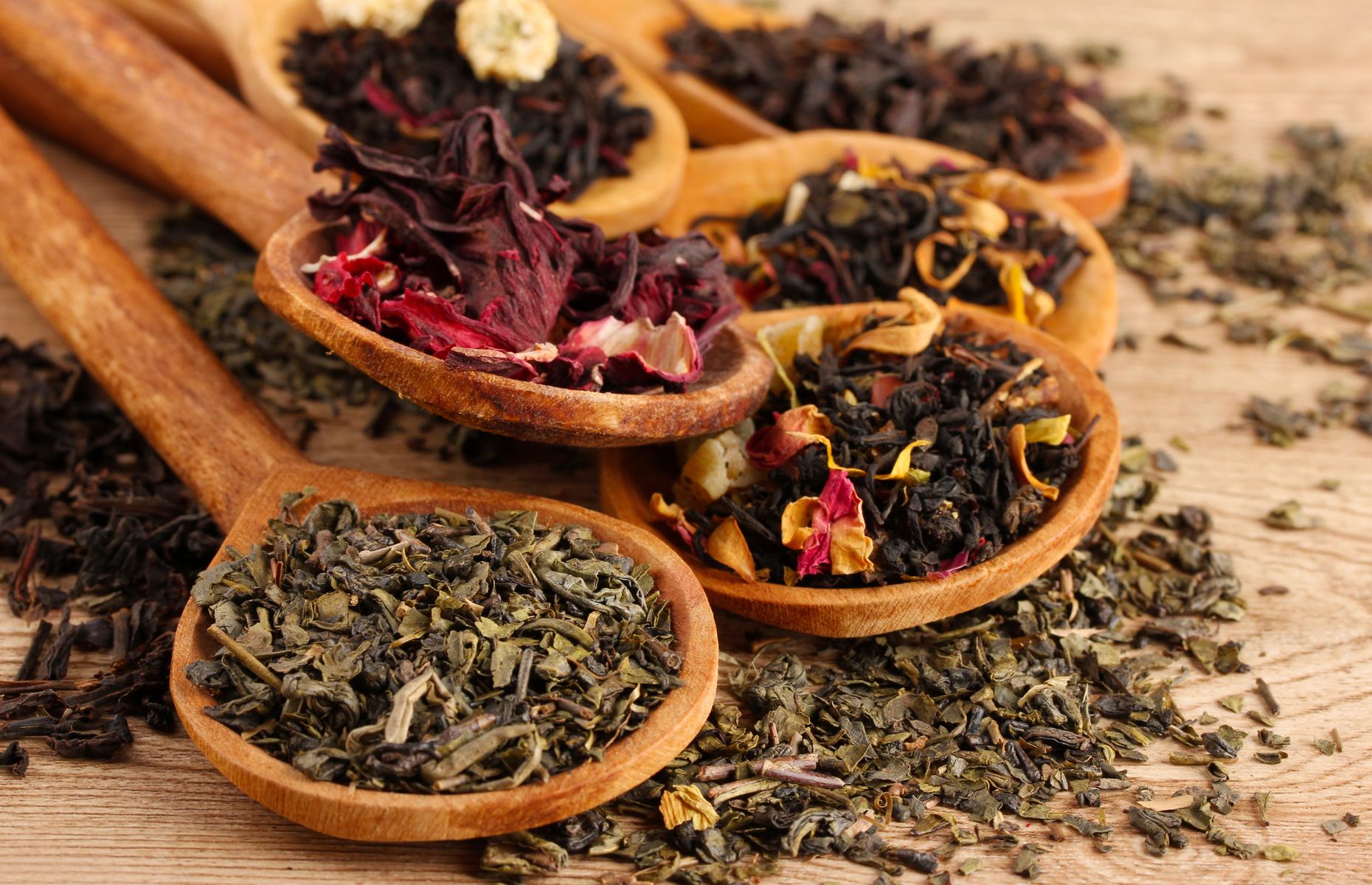 Spoons with tea leaves (Image: Africa Studio/Shutterstock)