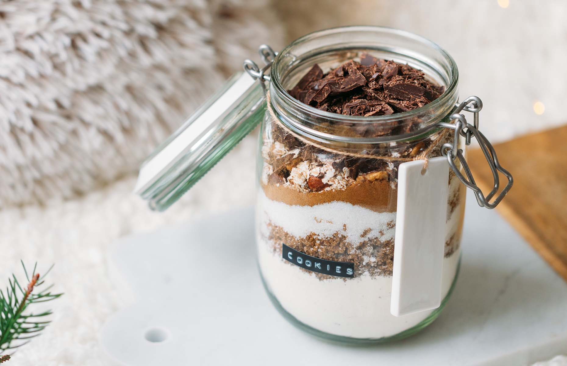 DIY chocolate chip cookie mason jar (Image: yari2000/Shutterstock)