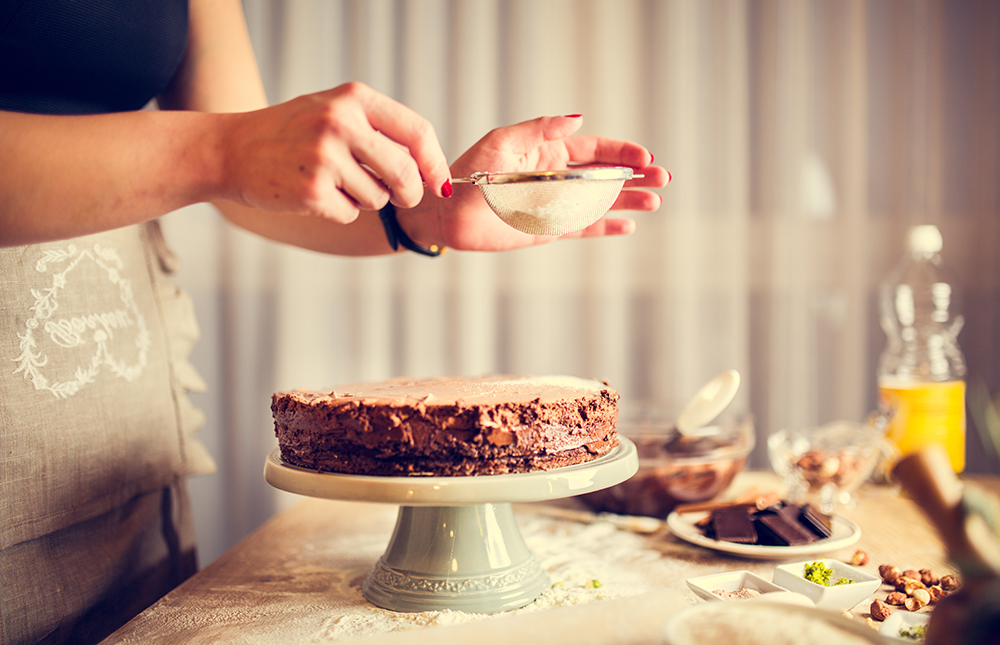 Icing a cake