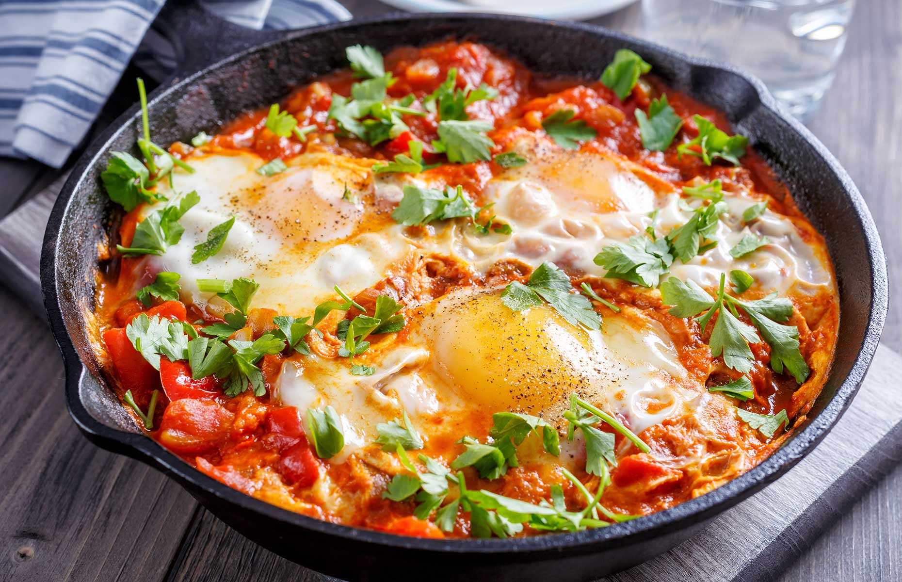 Shakshuka is een typisch ontbijt dat op het fornuis wordt bereid