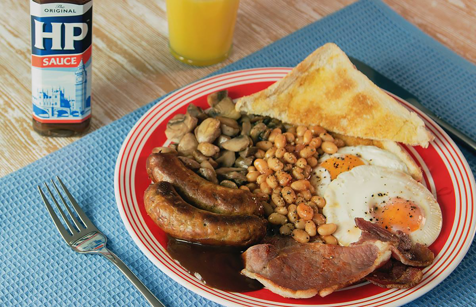 HP brown sauce with a full English breakfast (Image: HPSauceUK/Facebook)