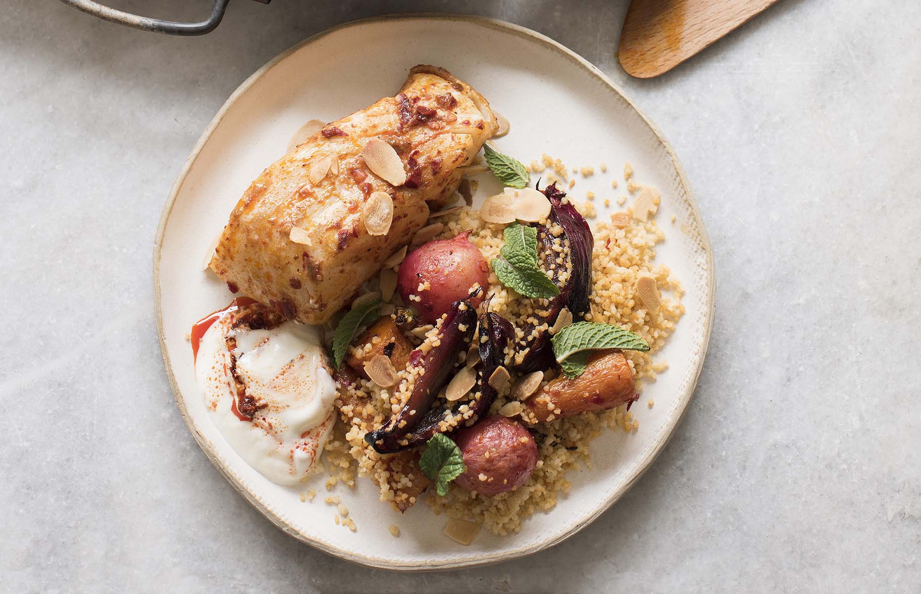 Harissa baked fish with cous cous (afbeelding: the Flexible Pescatarian/White Lion Publishing)