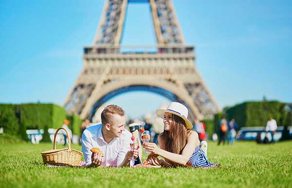 A couple having fun in Paris. (Image: Shutterstock)