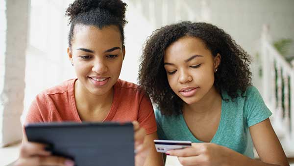 Teenagers shopping online. (Image: Shutterstock)