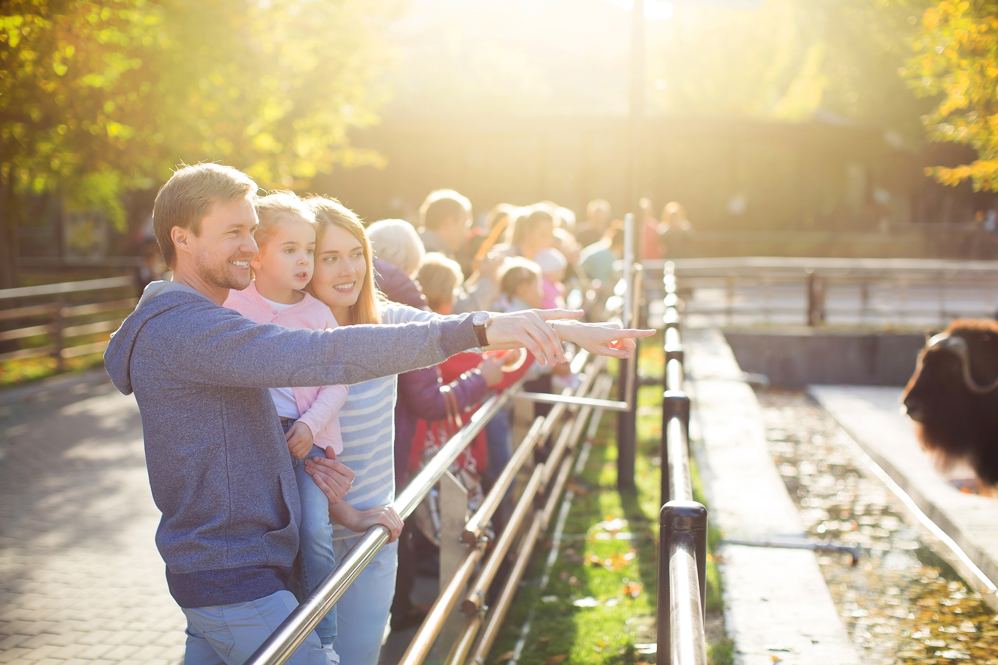 Family at the zoo. (Image: Shutterstock)