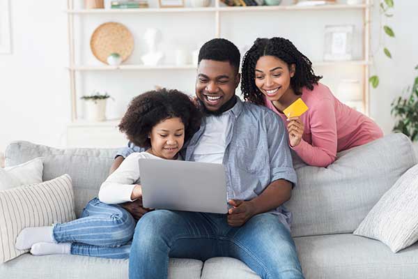 Couple teaching their child about money. (Image: Shutterstock)