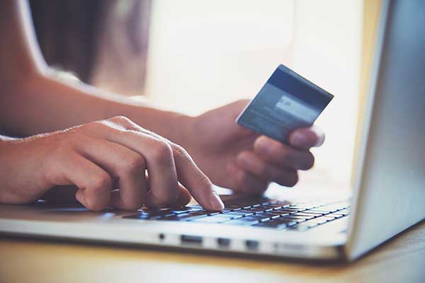 Man using a credit card. (Image: Shutterstock)