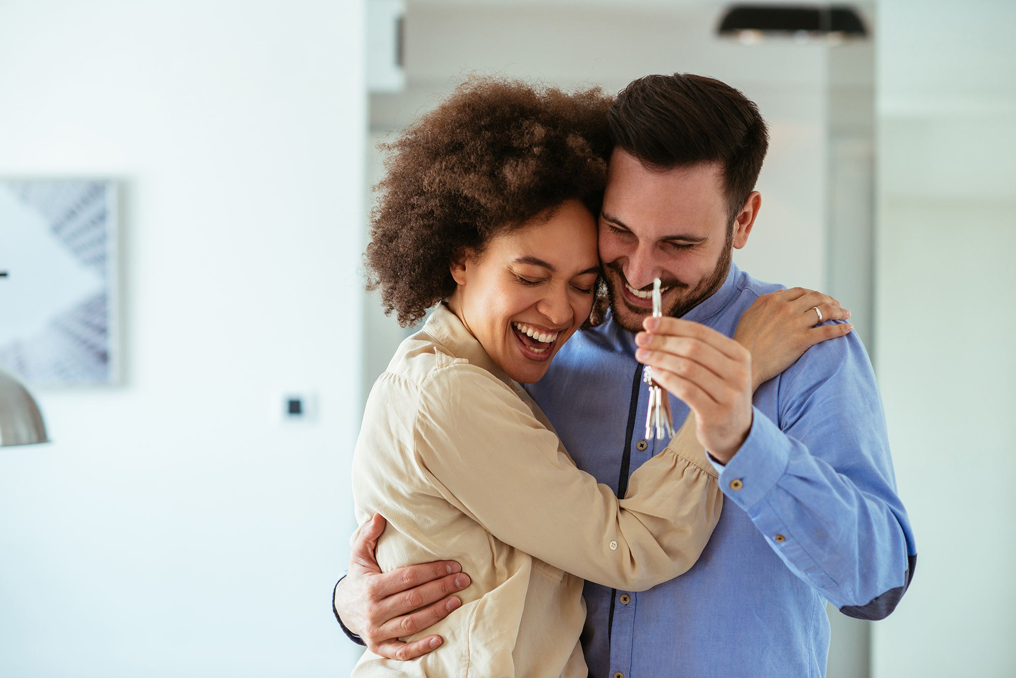 Happy couple with new house keys. (Image: Shutterstock)