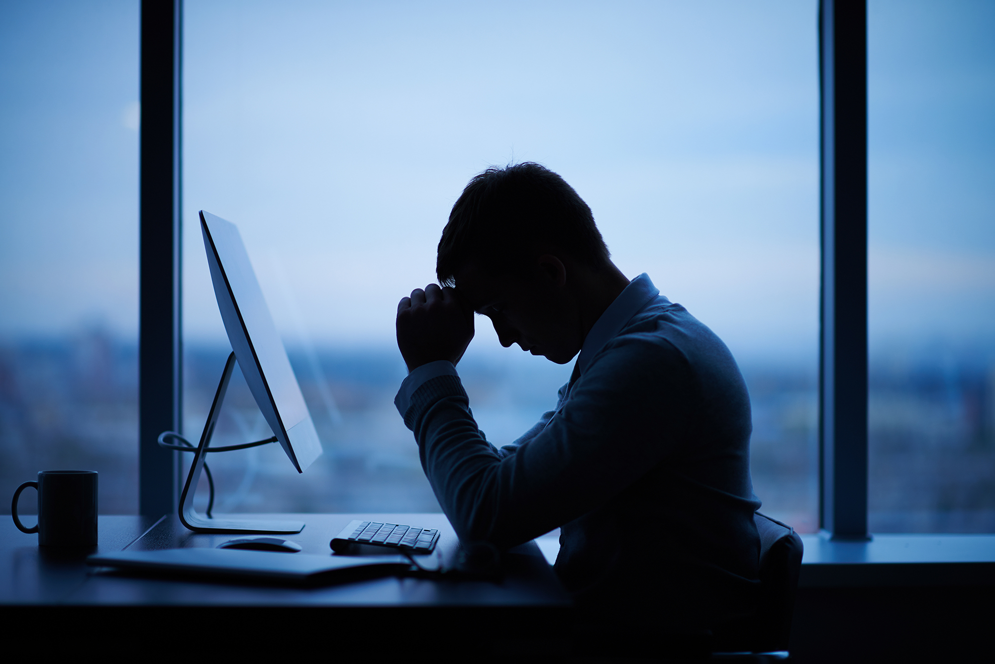 Stressed man in front a computer. (Image: Shutterstock)