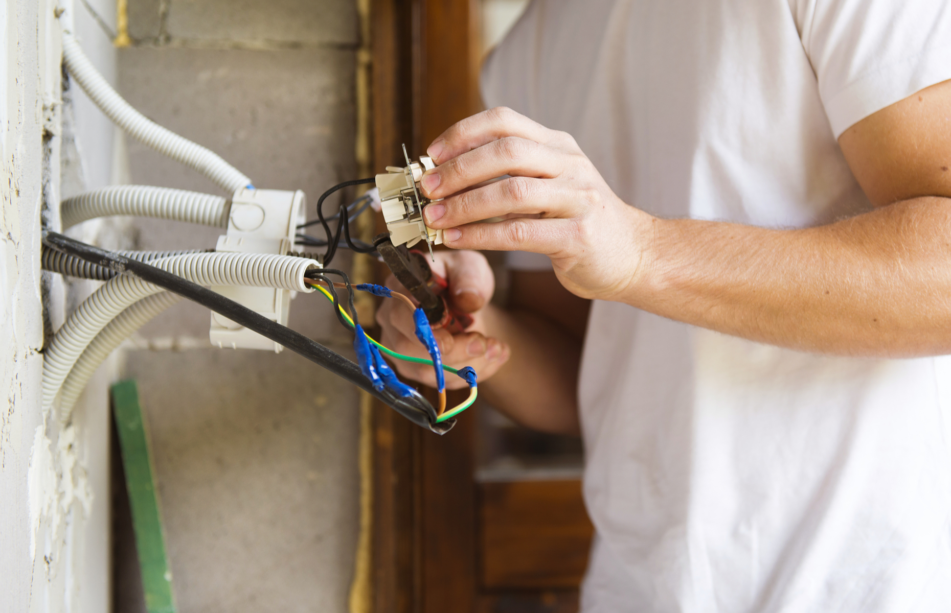 It's important to leave electrical repairs to the professionals. Image: Halfpoint / Shutterstock